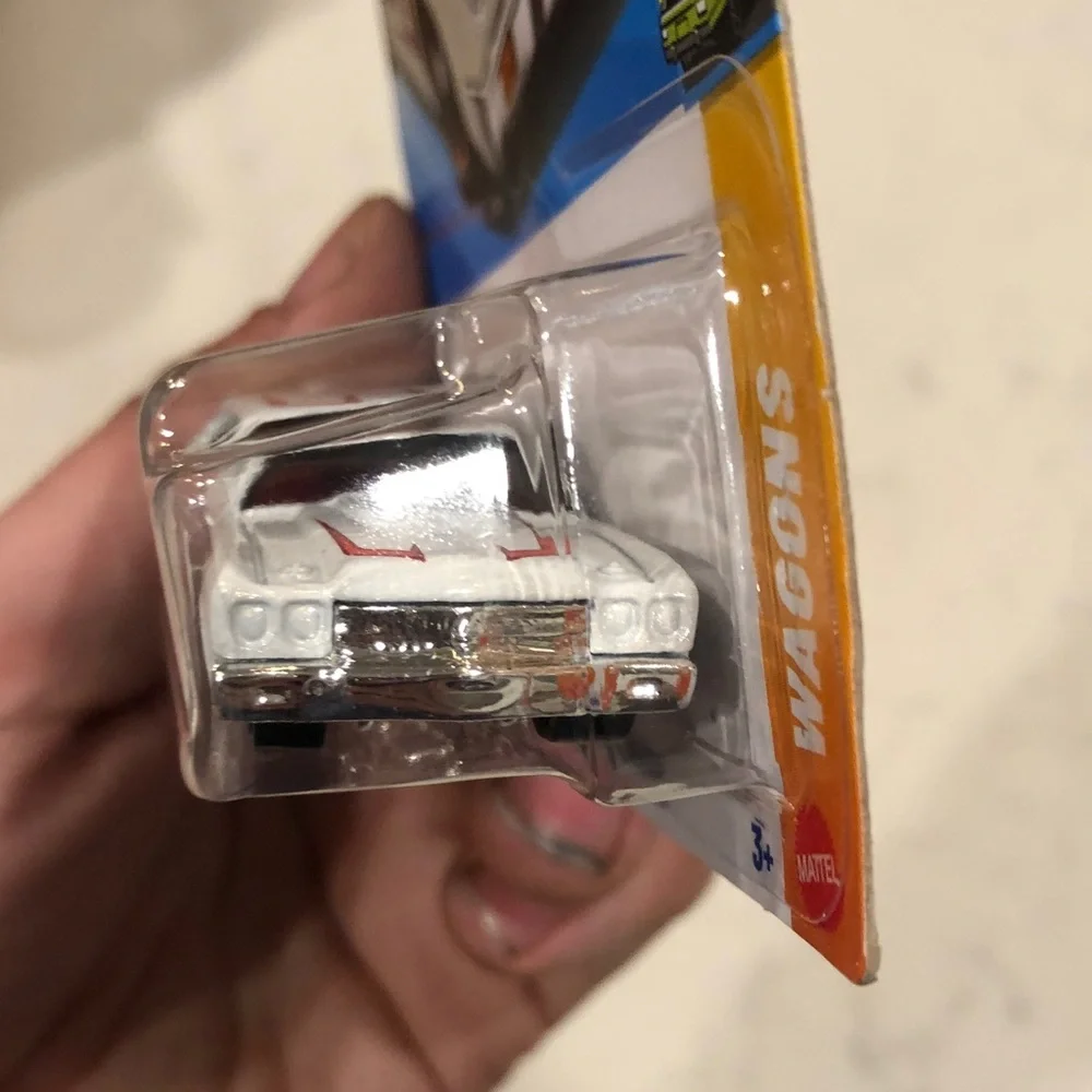 Mattel Hot Wheels '70 Chevelle SS Wagon - White and Red